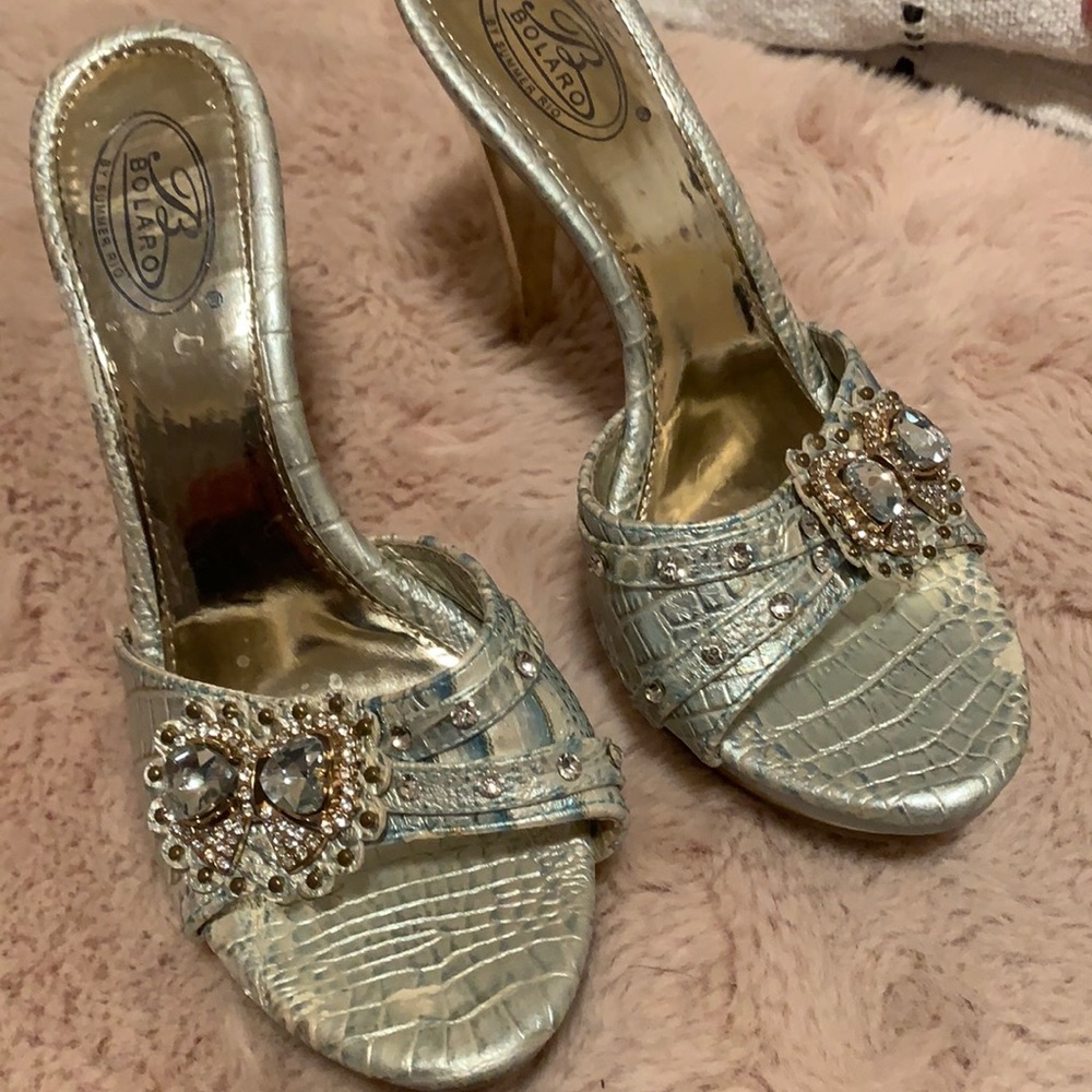 Cinderella vibes with these baby blue and gold heels!
